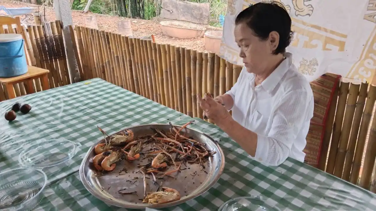 ตัดก้ามกุ้ง ใส่กล่องพร้อมเสิร์ฟ