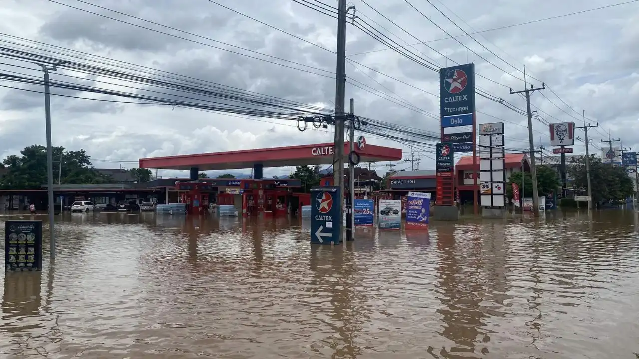 สถานการณ์ น้ำท่วม หน้าปั้มคาร์เท็กซ์ตัวเมืองเชียงราย